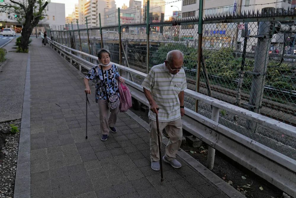 2023年9月18日，两位老人在日本东京巢鸭附近散步。新华社记者张笑宇摄