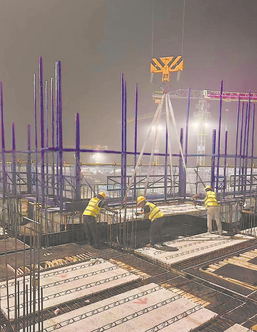 在泉州田中里项目施工现场,工人进行装配式建筑的吊装施工.