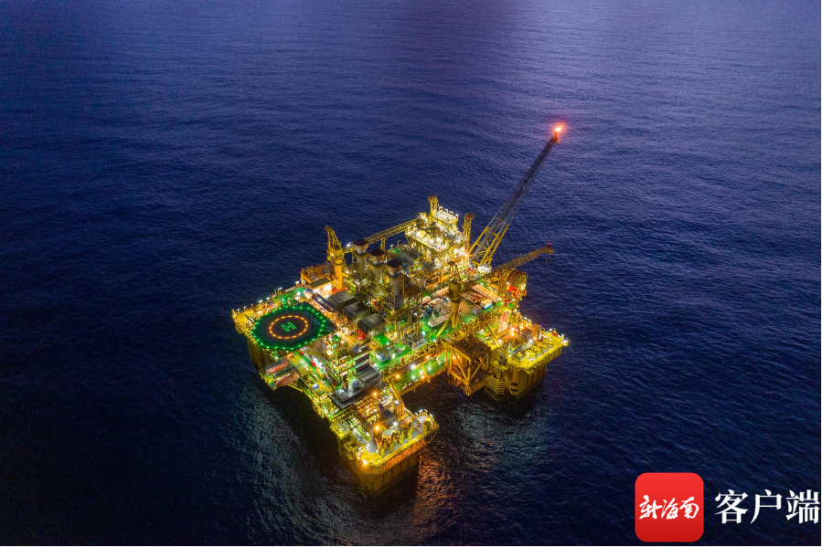 “深海一号”气田24小时不停运转，为粤港琼等地源源不断地提供清洁能源。中国海油供图