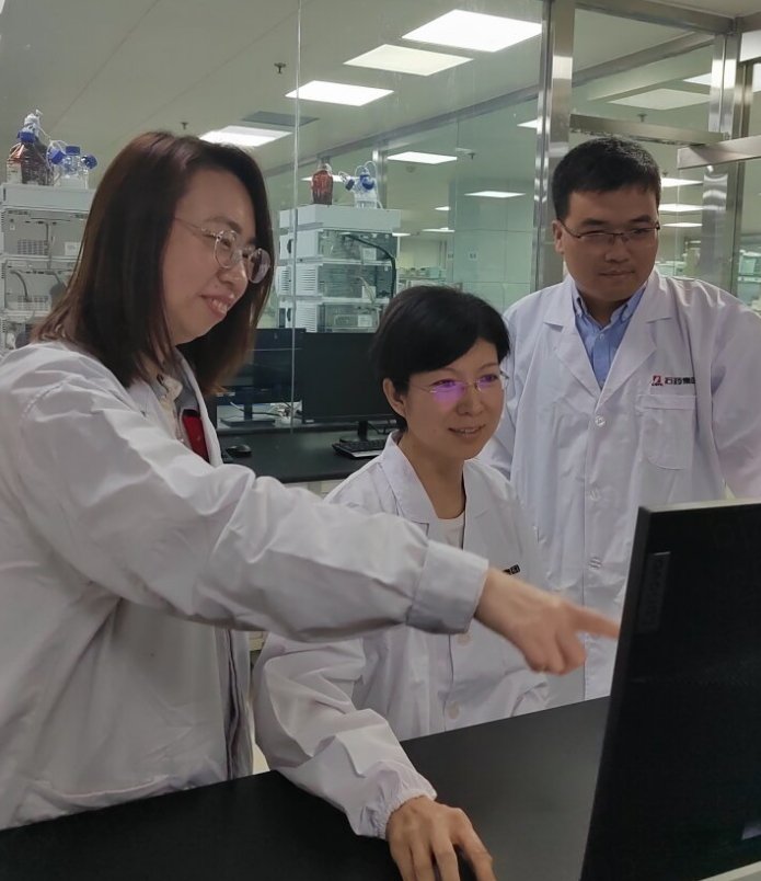 4月25日，在高效液相色谱仪实验室，研发人员进行业务研讨。  河北日报记者 马彦铭摄