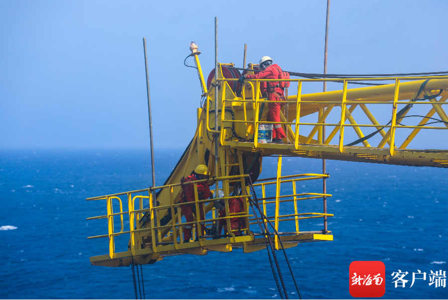 海上作业人员对平台吊机进行维保检修。中国海油供图