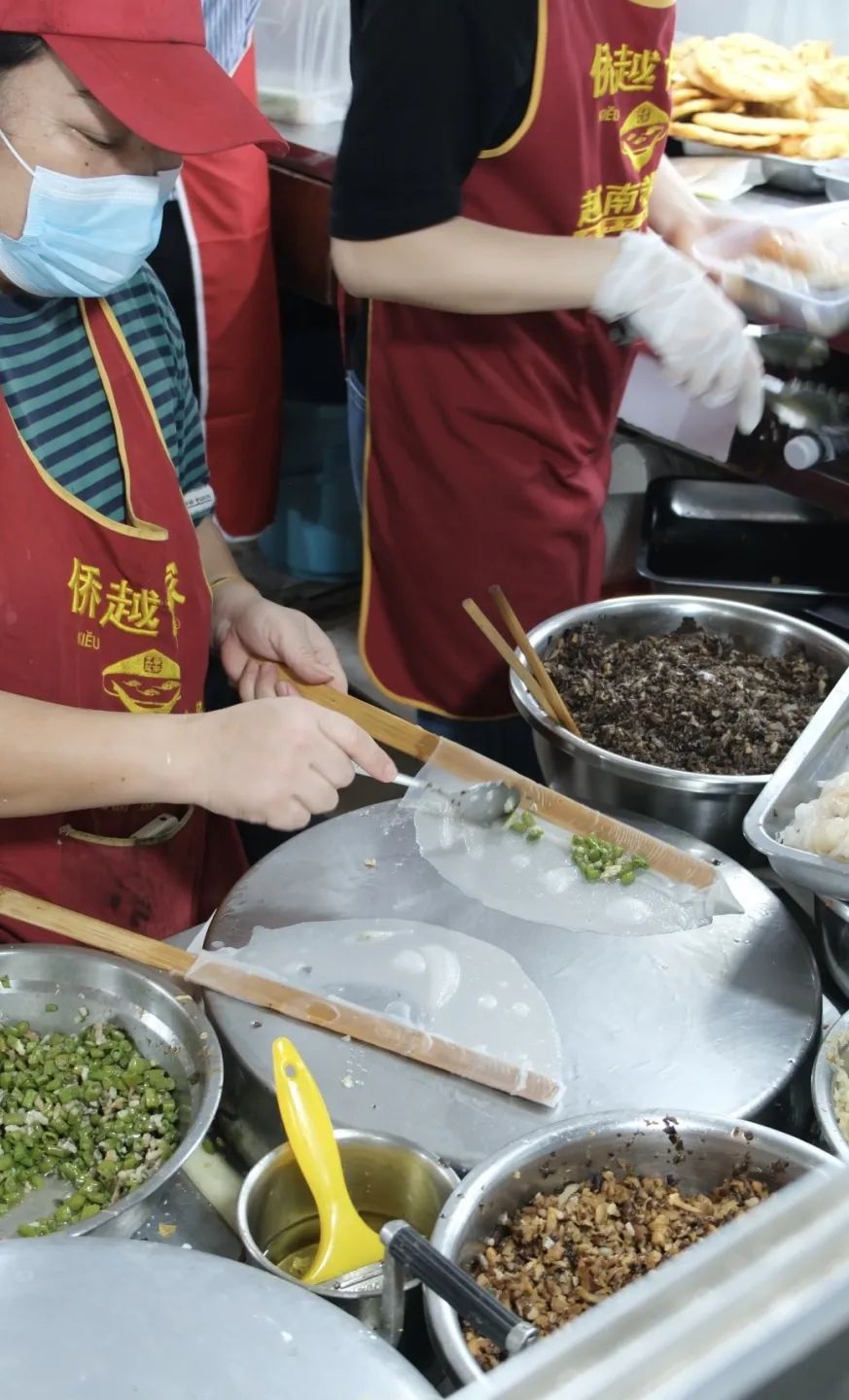 烤鱿鱼,烤生蚝,炒螺炒粉等美食散发着阵阵诱人的香味,这些店内外桌桌