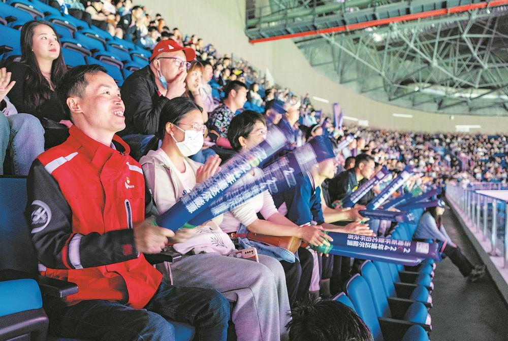 成都2024汤尤杯迎来了一群特殊的观众——50名劳动者来到现场观看比赛