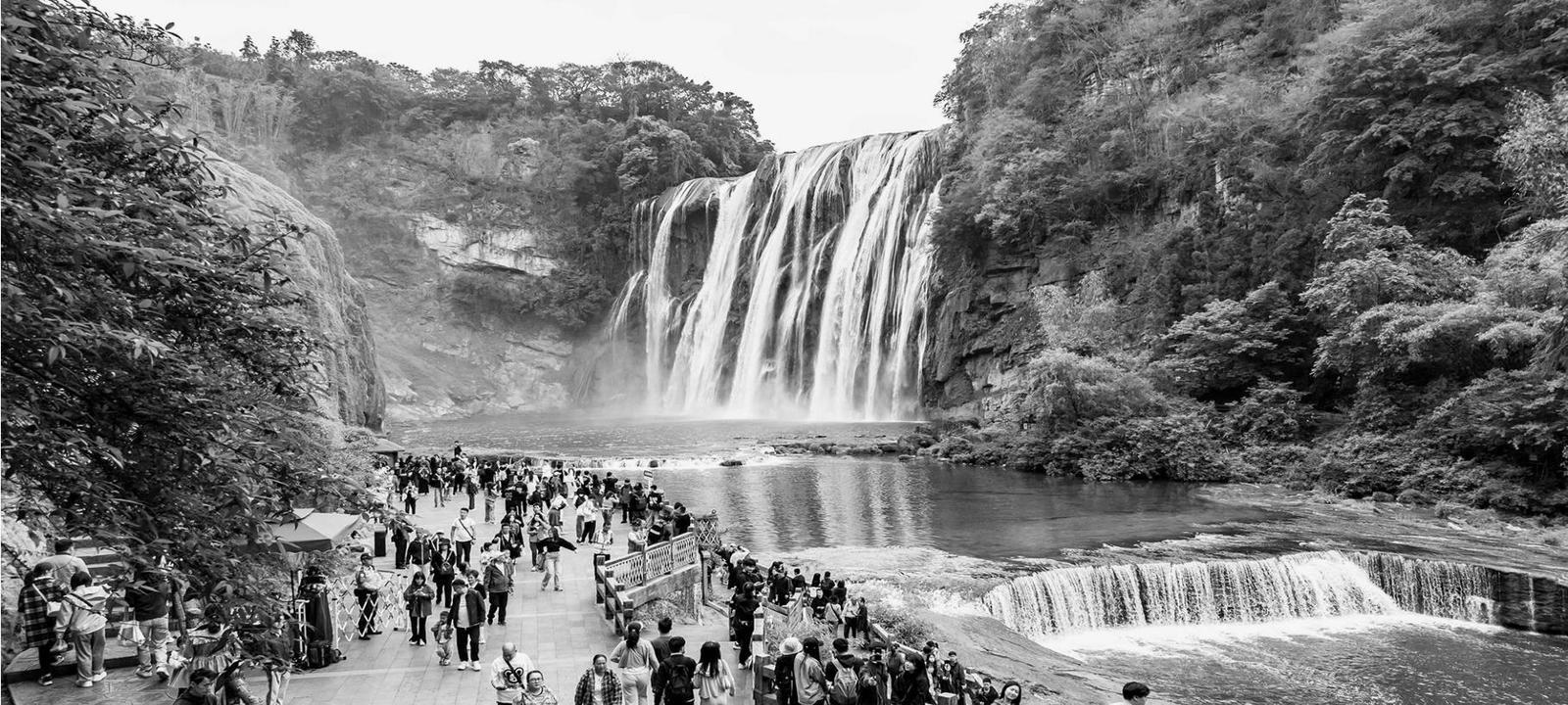 图：5月1日，游客在贵州省安顺市黄果树瀑布景区游览（无人机照片）。