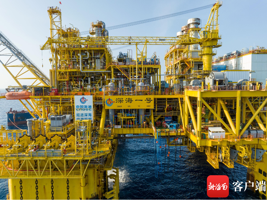 “深海一号”能源站是“深海一号”气田的核心，是一个由24万个零部件组成的海上机器岛。中国海油供图