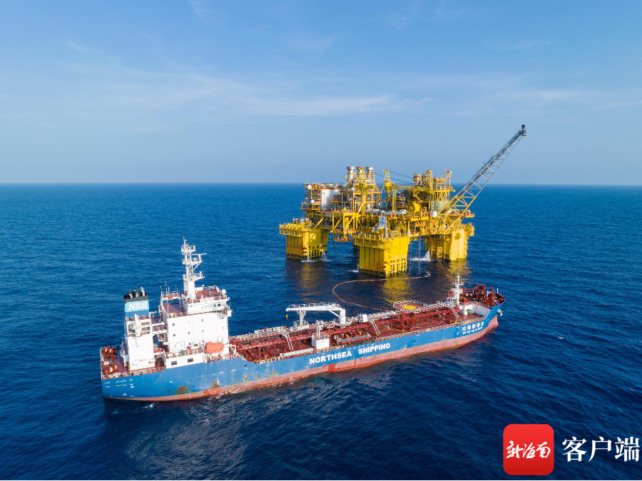 “深海一号”气田正在开展凝析油外输作业。中国海油供图