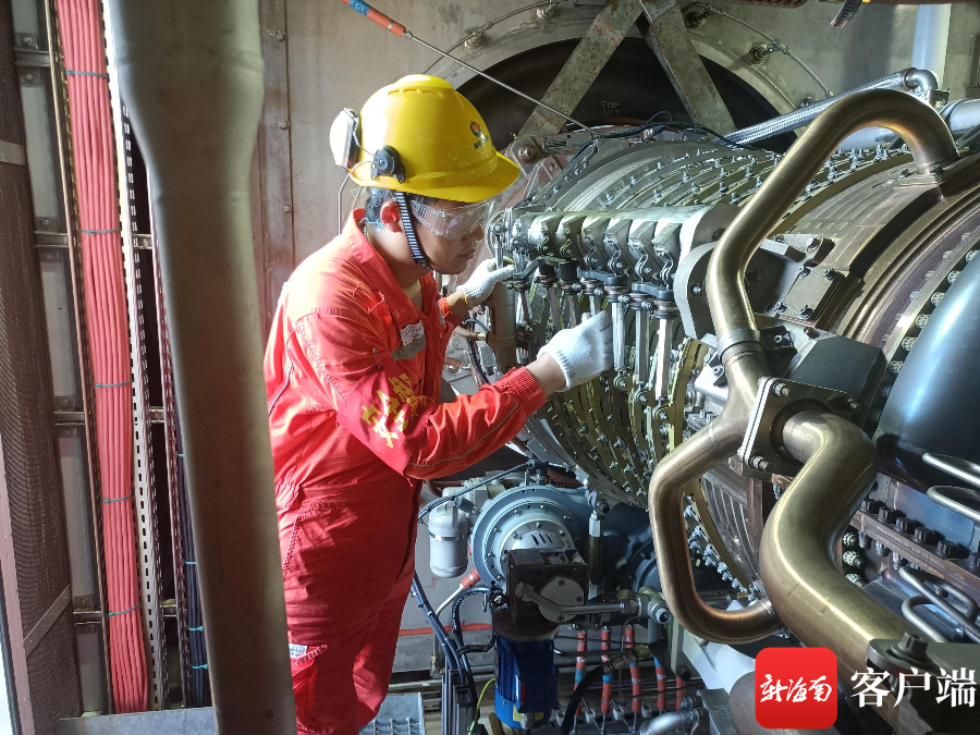 海上作业人员对平台透平发电机行维保检修。中国海油供图