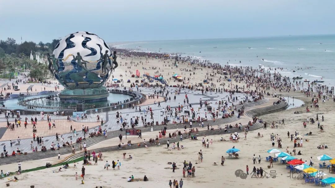 银滩人山人海.许振国 摄