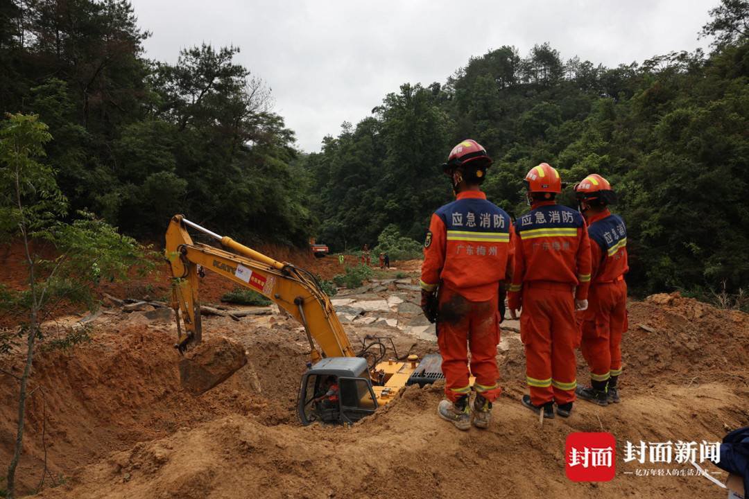 5月2日，梅大高速茶阳路段塌方灾害救援现场。