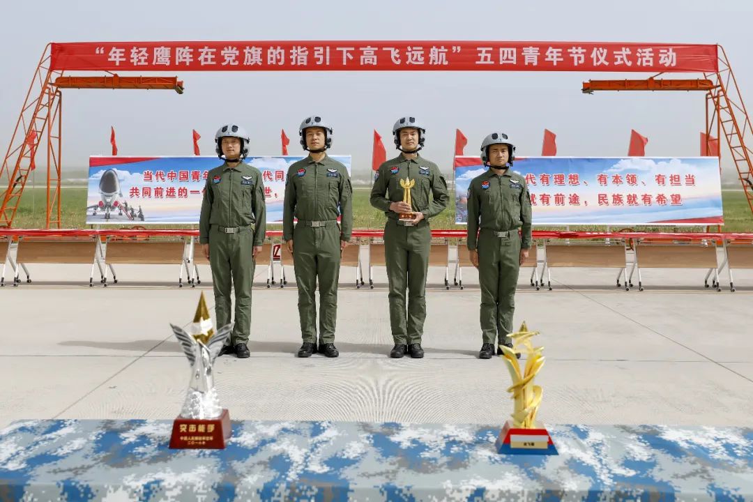 青年节前,中部战区空军航空兵某团组织"年轻鹰阵在党旗的指引下高飞远