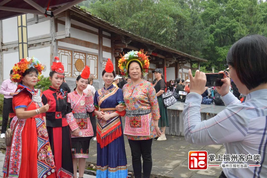 游客在罗源八井村体验畲族服饰。林晋如 摄