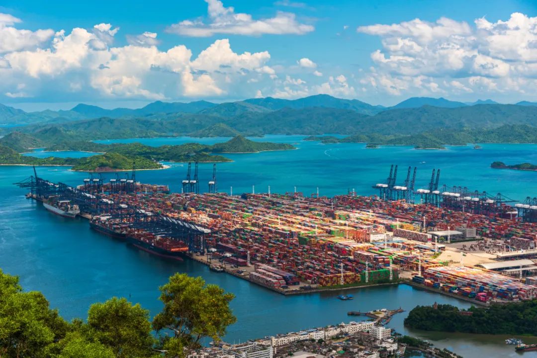 另一方面在于,部分内地城市的商品,需要经港口出海,深圳在港口贸易