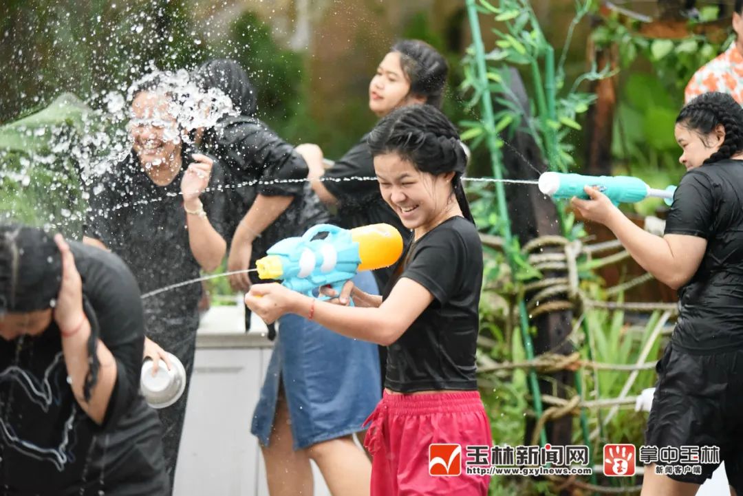 市民和泰国留学生等外国友人手持水枪，肆意泼水，上演着“水枪大战”。记者 廖源 摄