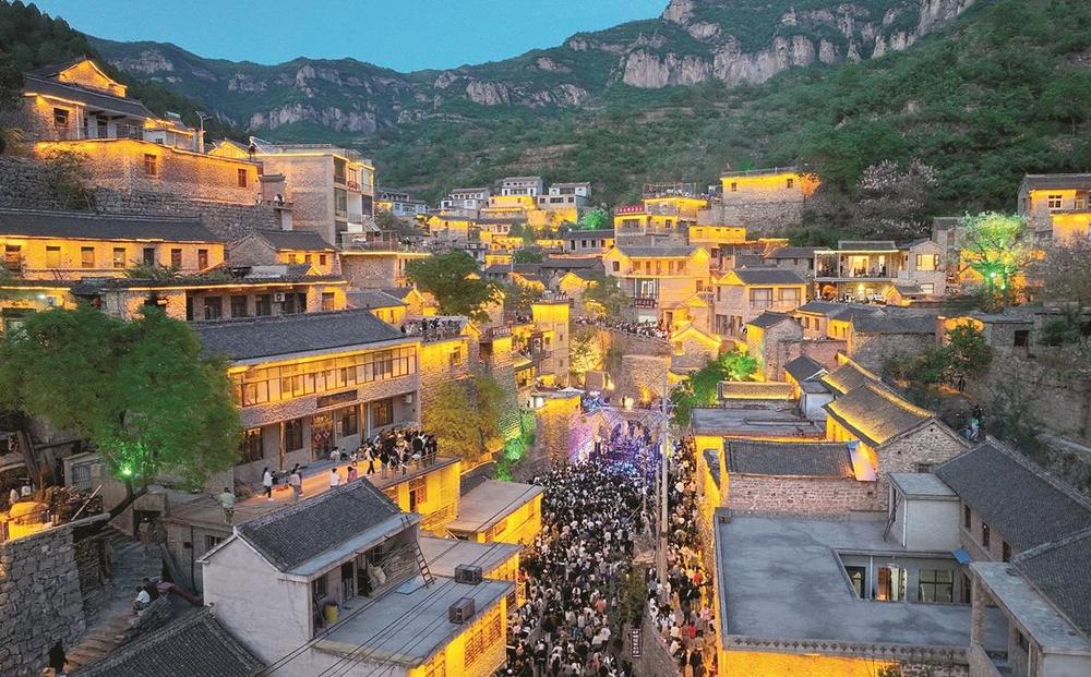 游客在涉县更乐镇大洼村休闲游玩