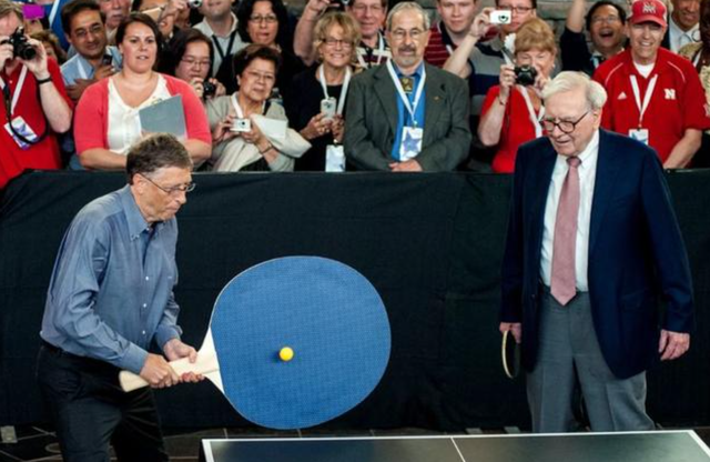 资料图：盖茨和巴菲特曾进行乒乓球表演赛
