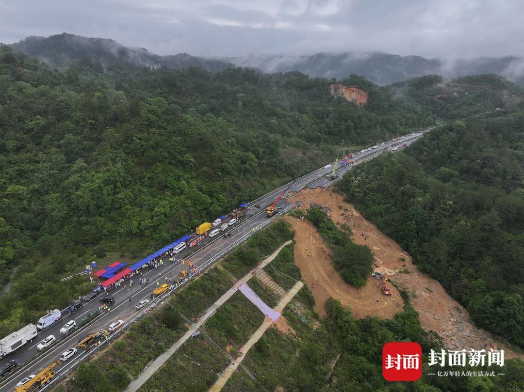 5月1日，梅大高速茶阳路段塌方灾害救援现场。