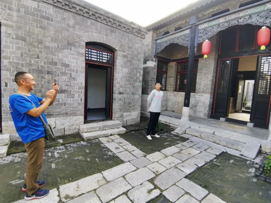  游客用手机记录布袋院修缮后的样貌。王露橦摄