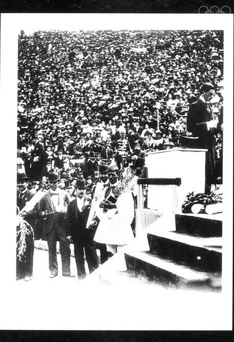 　　1896年，希腊运动员斯皮里东·路易斯（前排右一）获得首届奥林匹克运动会马拉松比赛冠军