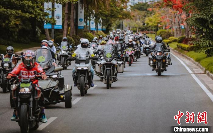 5月3日，数百名摩托车手沿着海南环岛旅游公路环岛骑行。(刑天一供图)