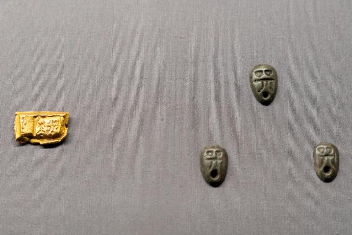 △ 郢爯和蚁鼻钱（右），均为战国时期楚国货币。荆州博物馆藏