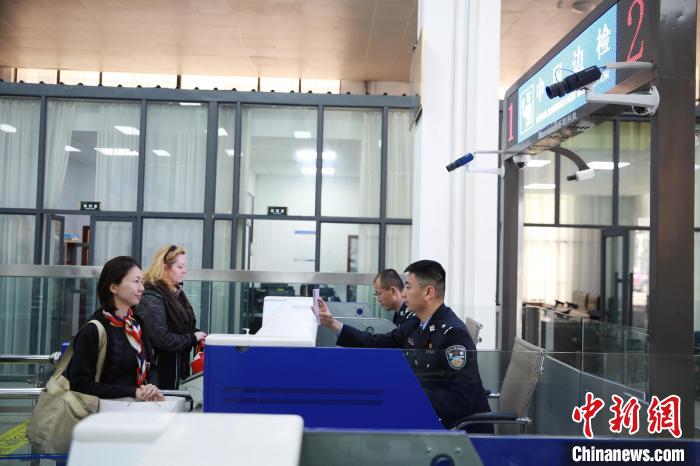 图为“五一”假期，吉隆出入境边防检查站民警正在验放出境旅客。肖富贵摄