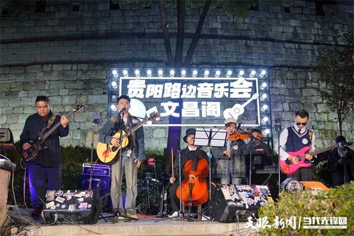 　　卢比的乐队在路边音乐节上演出。