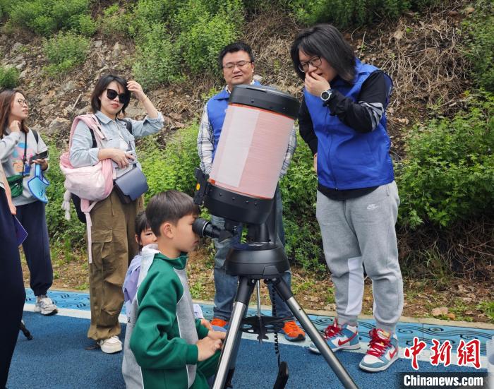 5月1日，游客体验天文观测现场。　(舟山市天文学会供图)