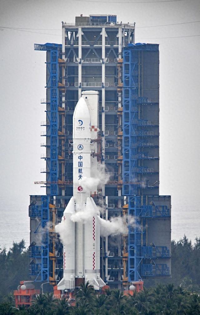   这是5月3日拍摄的嫦娥六号探测器和长征五号遥八运载火箭器箭组合体。新华社记者 郭程 摄