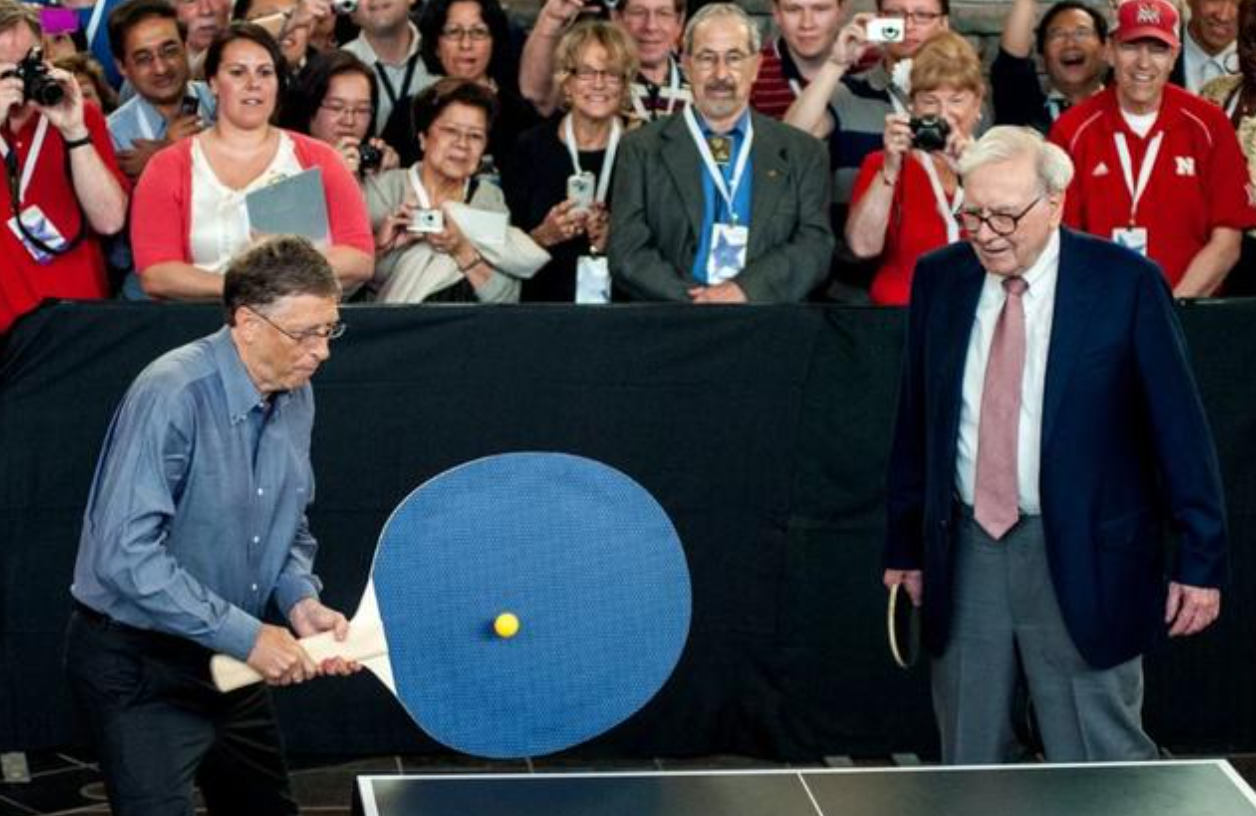 ▲资料图：盖茨和巴菲特曾进行乒乓球表演赛