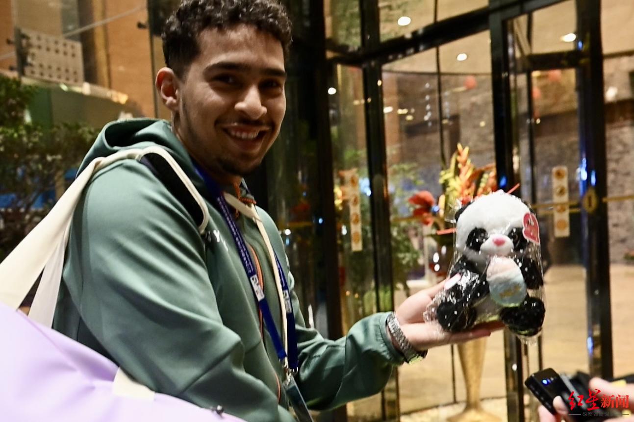 ▲阿尔及利亚代表团启程离蓉，西弗丁·拉巴乌伊买了熊猫玩偶纪念品