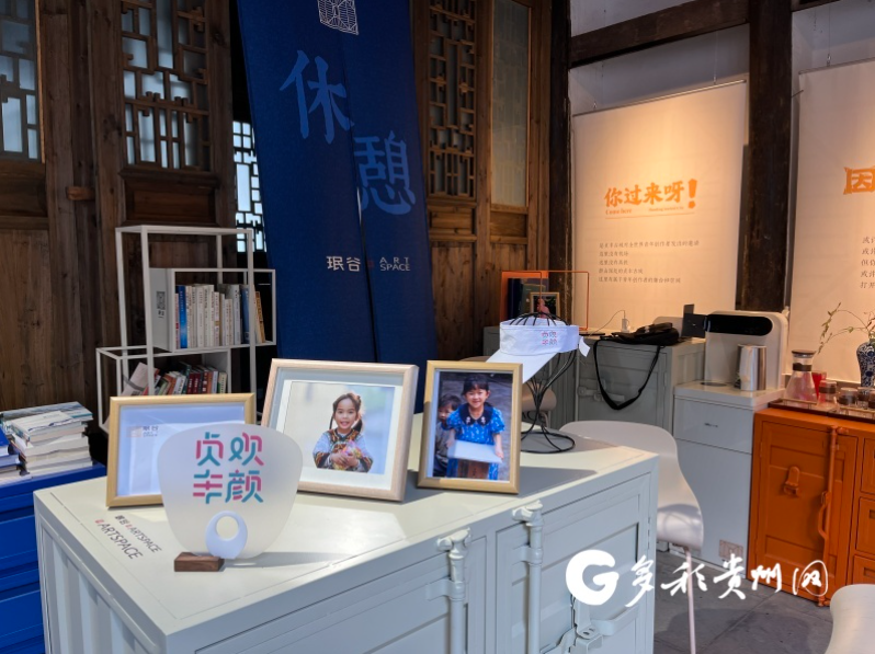 【文化中国行】贞丰古城展览"五一"上新!上百张笑脸温暖一座城