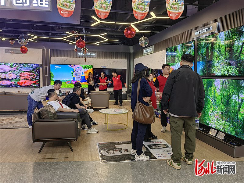 5月1日，在位于石家庄的京东MALL超级体验店，顾客正在选购电视。河北日报记者冯阳摄