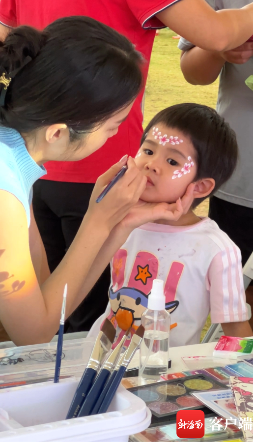活动中，工作人员为孩子面部彩绘。记者 王洪旭 摄