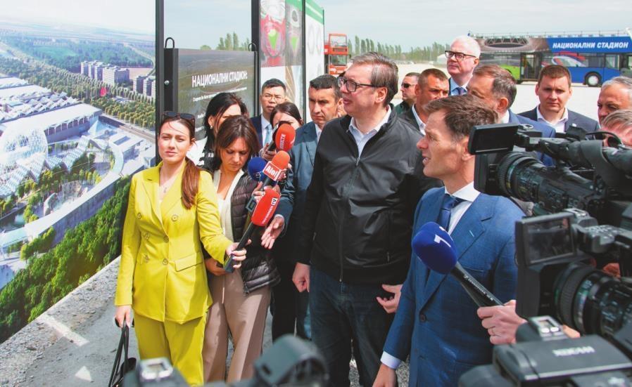 5月1日，在塞尔维亚贝尔格莱德举行的塞尔维亚国家足球体育场项目奠基仪式上，塞尔维亚总统武契奇（中）观看展板。新华社发
