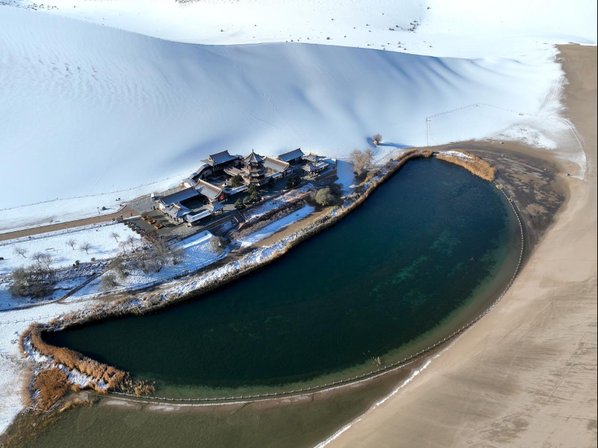 敦煌鸣沙山月牙泉景区雪景(无人机照片).新华社发(张晓亮 摄)