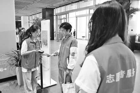 志愿者在副中心北京城市图书馆为读者暖心服务。本报记者 白继开 摄