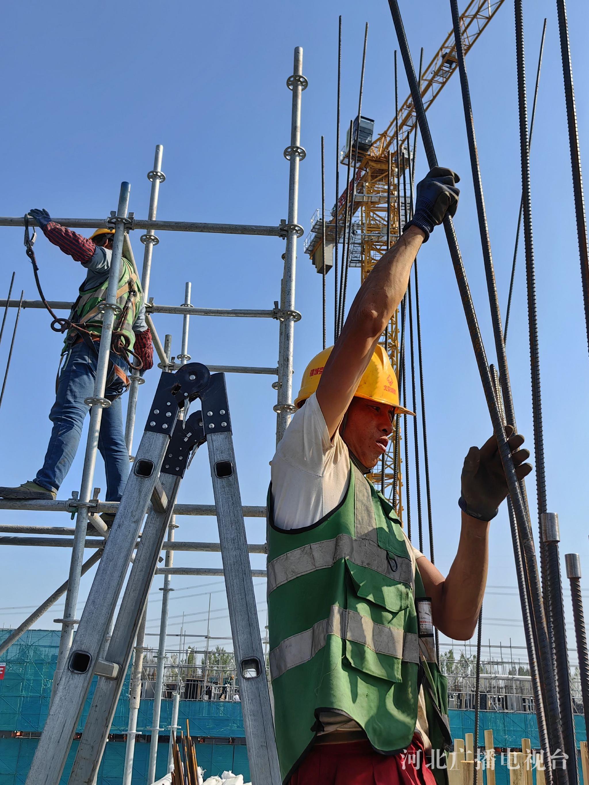 "五一"假期,在雄安新区塔吊林立的建设