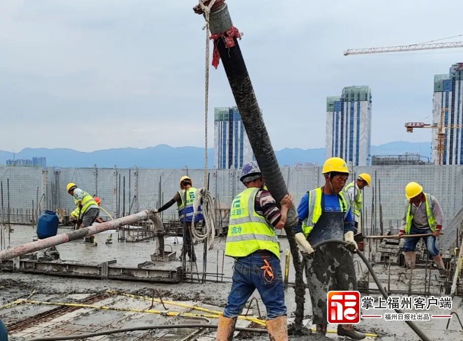 上海西新村旧改安置房项目施工现场，工人忙碌浇筑混凝土。赖志昌 摄
