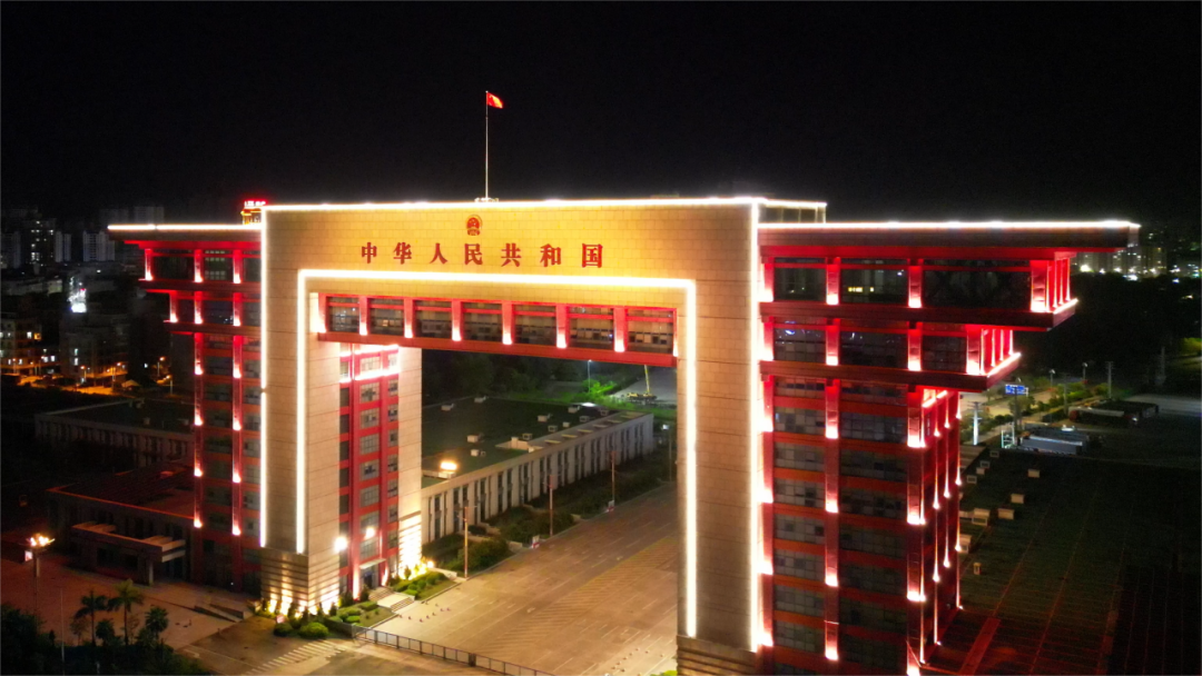 东兴口岸二桥国门楼.(蒙正欢 摄)