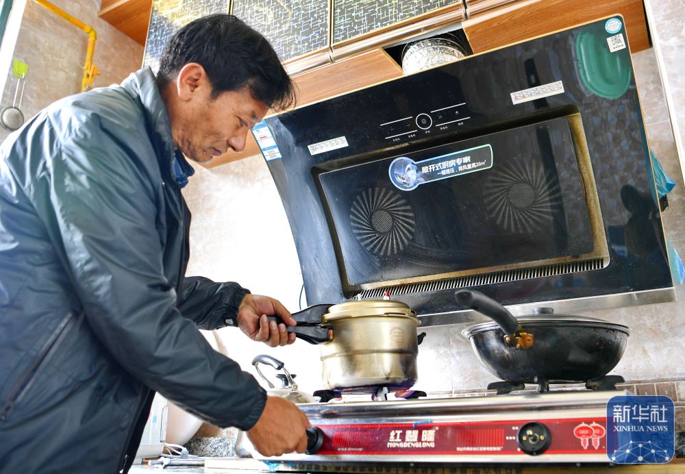 桑布用高压锅做饭（4月22日摄）。新华社记者 张汝锋 摄