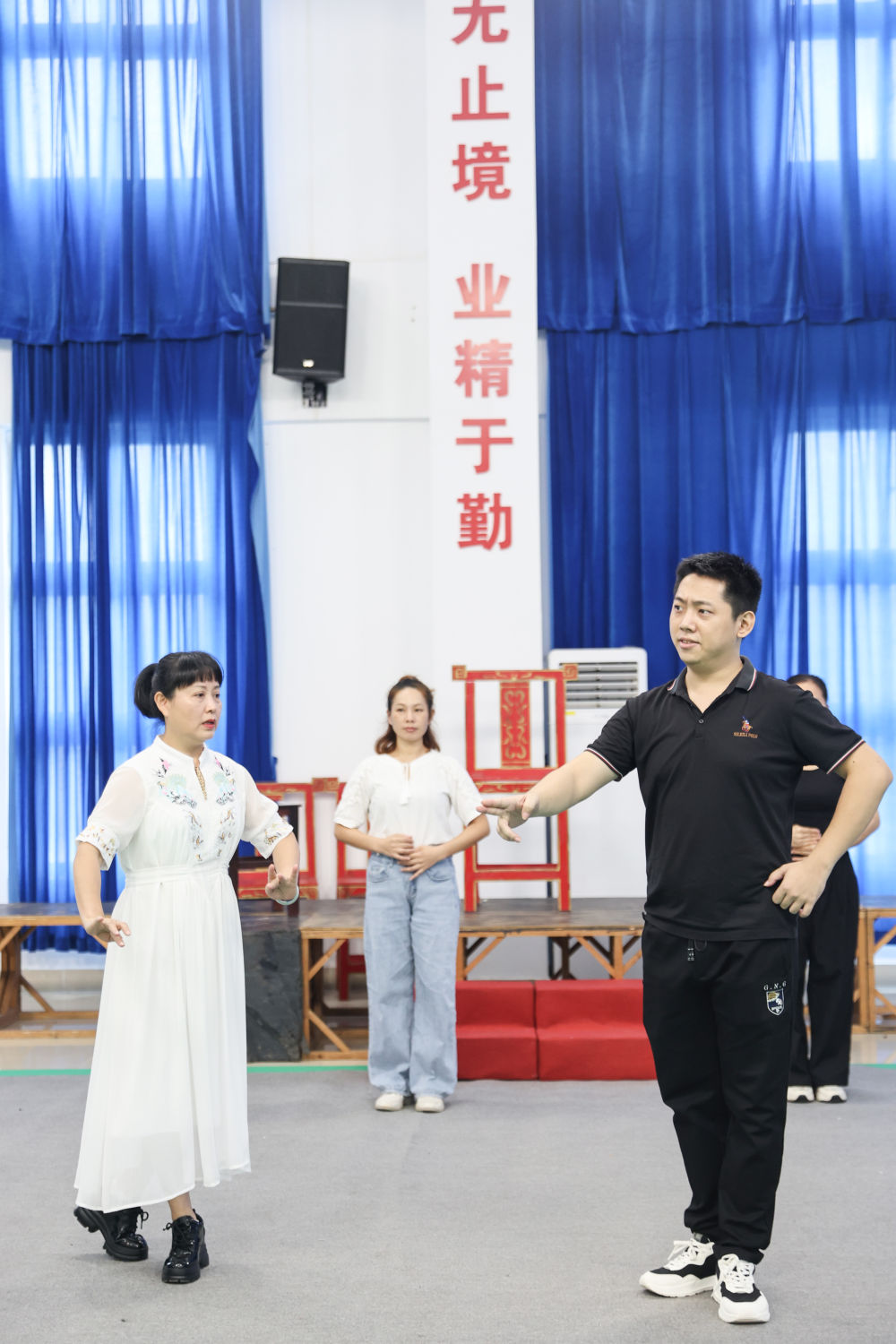 　　4月24日，陈科翰（右）在海南省定安县文化馆和同事们排练琼剧。新华社记者 张丽芸 摄