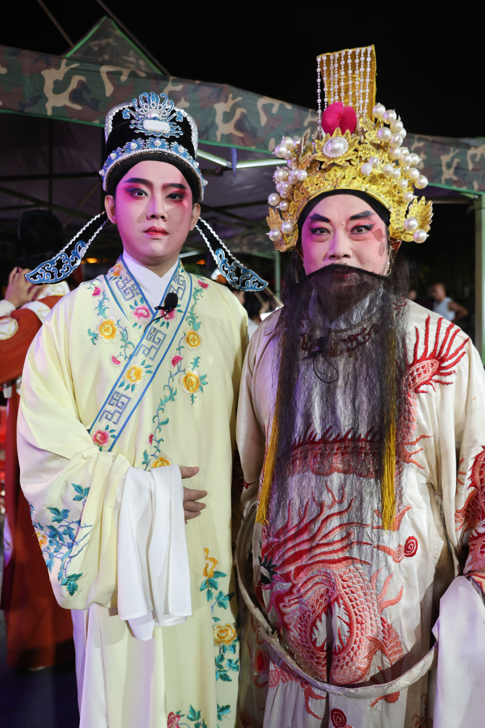 　　4月23日，在海南省定安县文笔峰景区，陈科翰（左）和父亲陈流波在演出前合影。新华社记者 张丽芸 摄