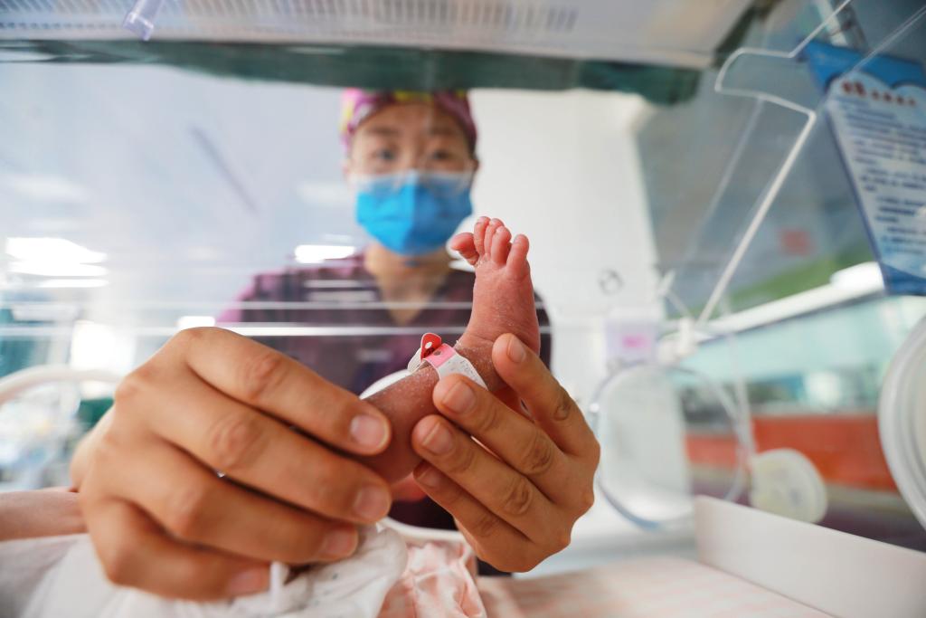 5月1日，护士在甘肃省定西市人民医院新生儿重症监护室护理新生儿。新华社发（王克贤 摄）