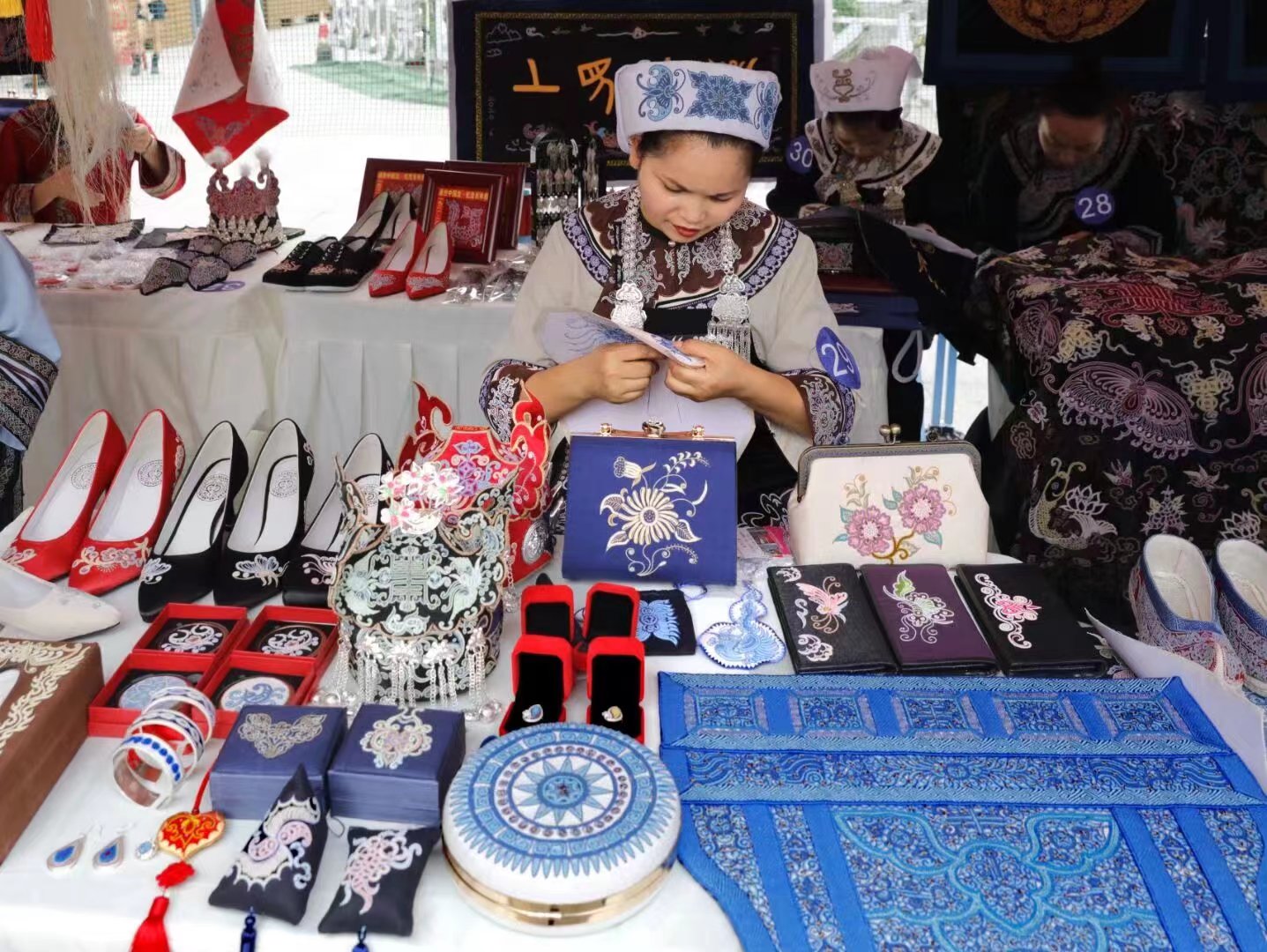 水族马尾绣传承人潘正永:传承与创新并行 让"指尖技艺