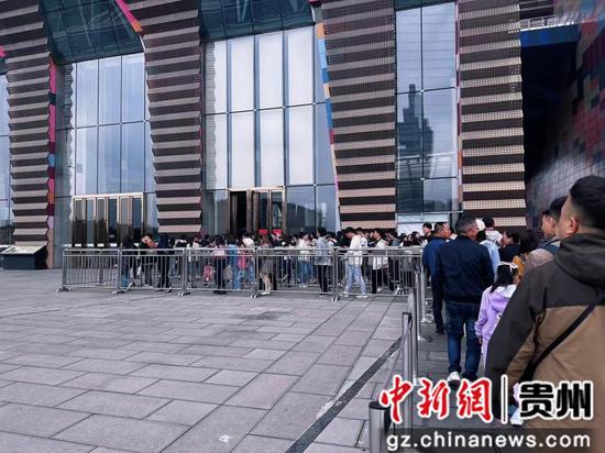 “五一”期间贵州省博物馆门口游客排起了长队。胡丽华 摄