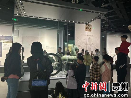游客在贵州省博物馆内观看展览。胡丽华 摄