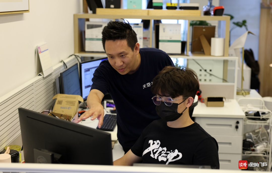 ∆天空社科技（深圳）有限公司创始人姚震邦在与员工交流产品改进方案。