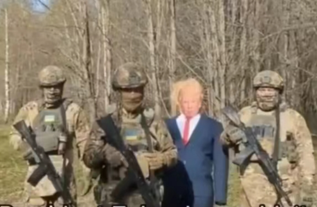 乌克兰士兵“押送”特朗普人像，并焚烧之 图：视频截屏