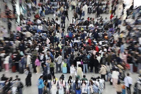 △上海虹桥站根据中国铁路上海局集团有限公司的数据，5月1日长三角铁路发送旅客373.3万人次，