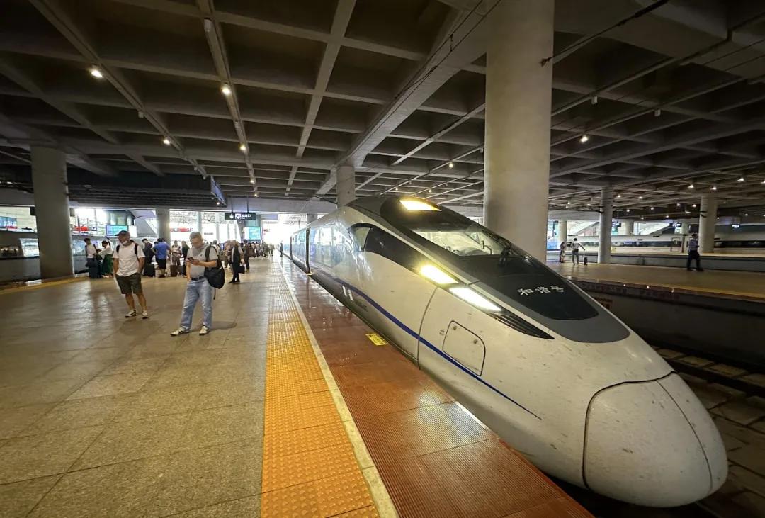 铁路宁波站站台上的高铁列车.范洪/摄